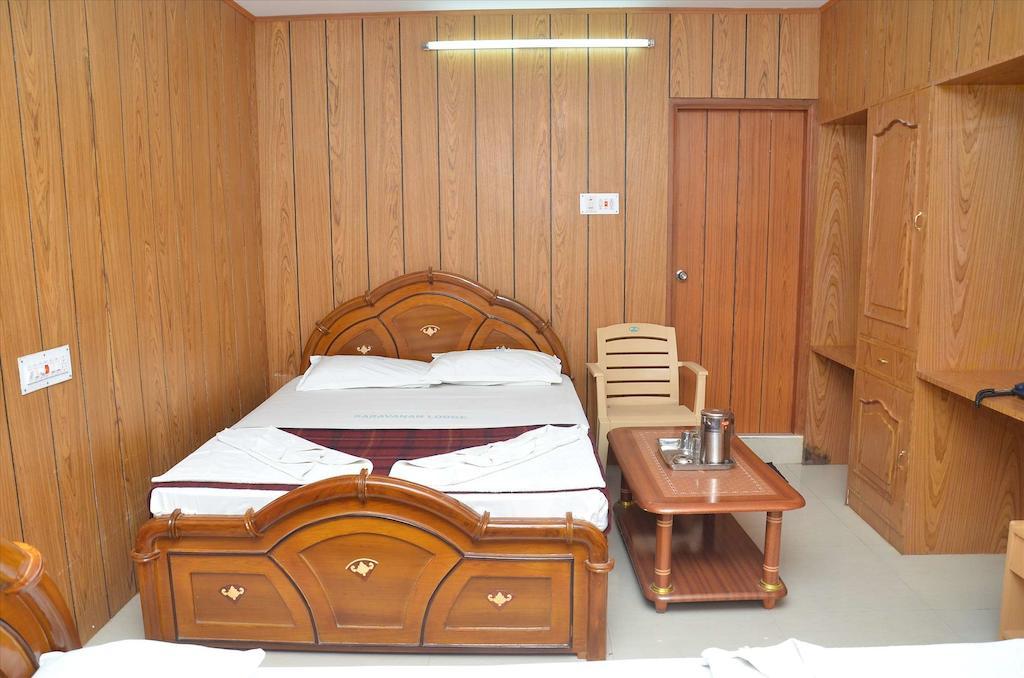 Saravanan Lodge Madrás Habitación foto