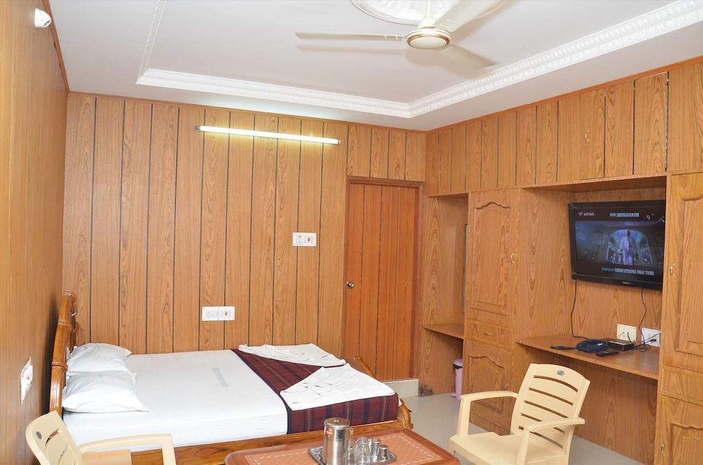 Saravanan Lodge Madrás Habitación foto