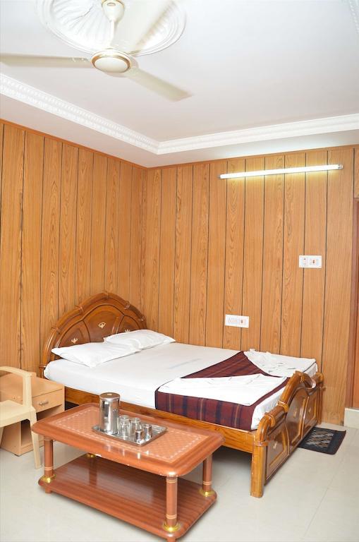 Saravanan Lodge Madrás Habitación foto